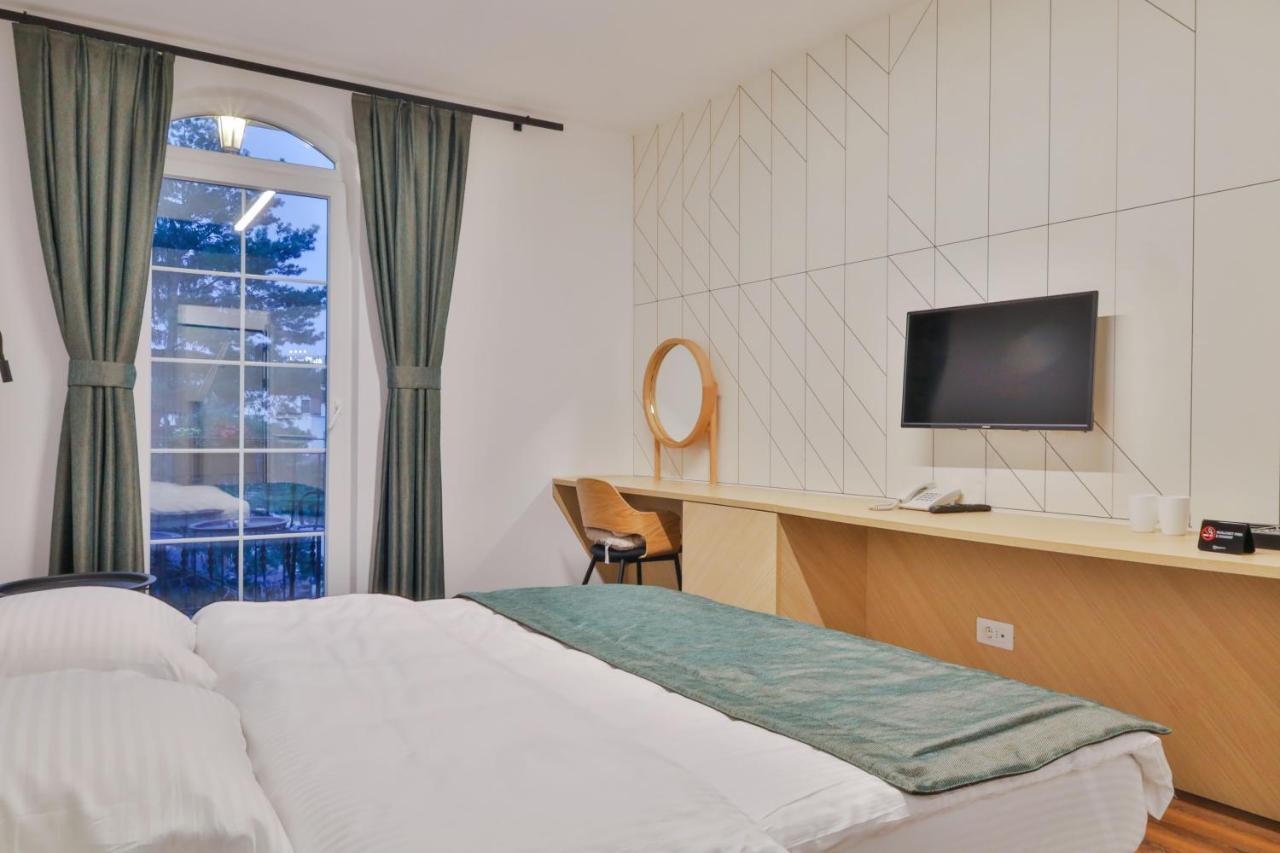Benelux Hotel Печ Экстерьер фото